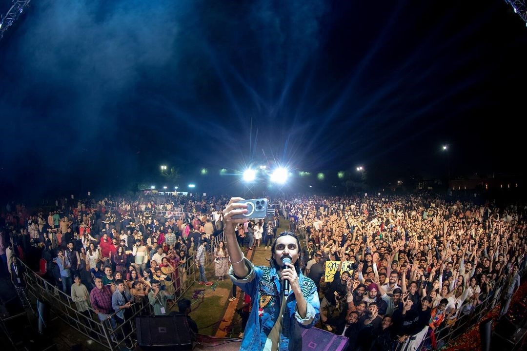 Fever 95 Unleashes a Sonic Storm: Aditya Gadhvi Live at Savana Party Lawns!