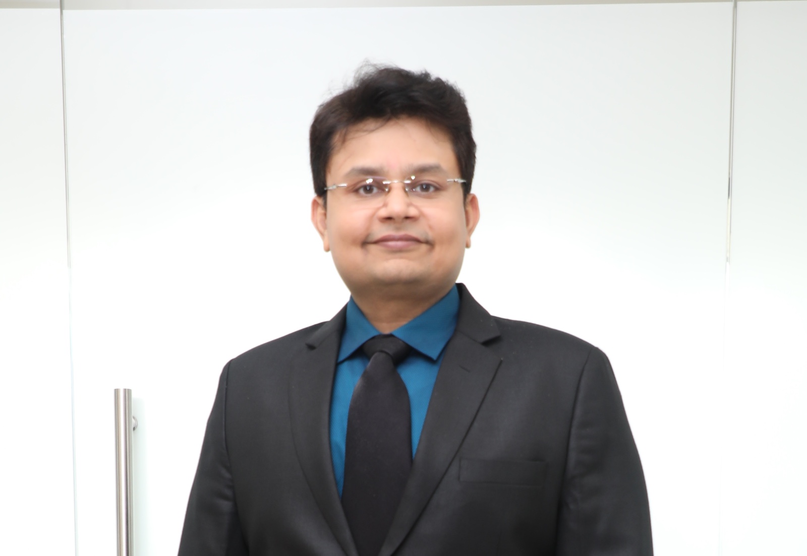 “Transforming Smiles and Faces: Dr. Sharad Kumar’s Excellence in Invisible Braces, Invisalign, Dental Implants and Smile Designing in Navi Mumbai”