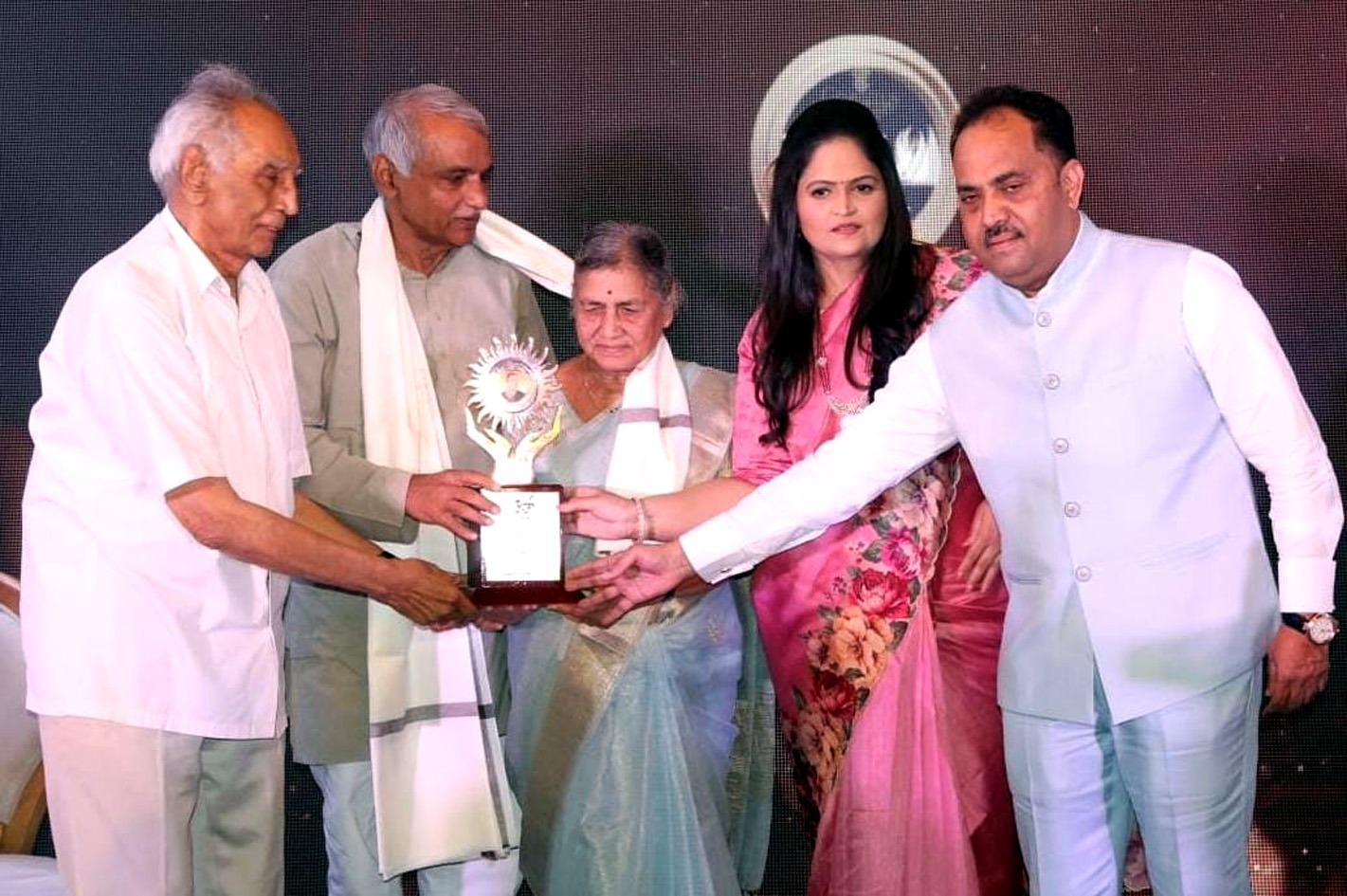 Dr. Mandakini Amte received the Urja Lifetime Achievement Award by Gravitus Foundation Pune