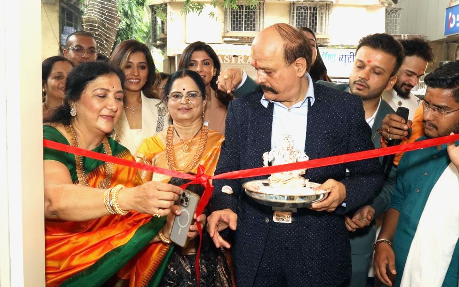 Shripad Shankar Nagarkar Jewellers Unveils Unique Designs with Grand Opening of First Showroom in Thane