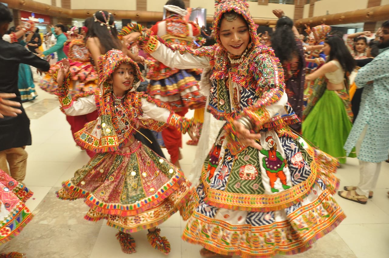 Shrinathji Garba Class Kicks Off Navratri with Pre-Navratri Celebration at Reliance Mall
